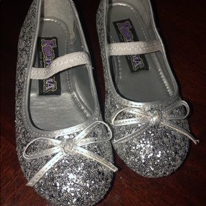 Chasing Fireflies Girls Silver Sparkle Play Shoes.